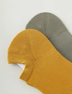 Herren Baumwolle atmungsaktive flache Bootssocken Detailansicht in gelb und grau Stil
