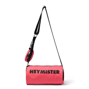 Borsa a tracolla cilindrica rosa con cinturino nero e piccola tasca, elegante borsa casual.