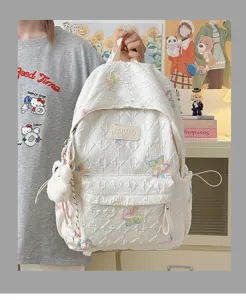 Detailaufnahme des weißen gesteppten Rucksacks mit bunter Schmetterlingsstickerei.