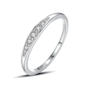 Vista detallada de un anillo fino de plata esterlina S925 pavimentada con piedras brillantes.