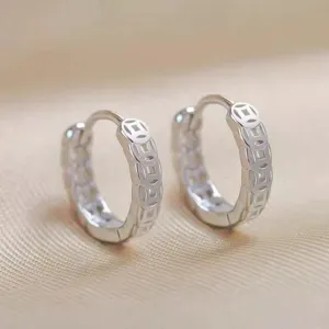 Aretes de aro de plata esterlina S999 para mujer, diseño geométrico hueco minimalista en detalle.