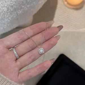 Vista detallada del collar de plata con colgante cuadrado, cadena muy delicada para mujer