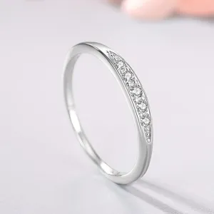 Primer plano detallado de anillo de plata con piedras brillantes para un estilo diario elegante.