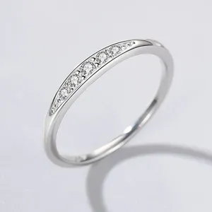 Anillo fino de plata de ley 925 con circonitas diseño minimalista y elegante para mujer