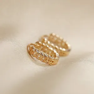 Elegantes pendientes de aro dorados con monedas chinas huecas, joyeria elegante y chic.
