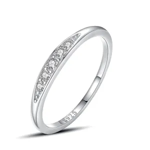Vista detallada en primer plano del anillo minimalista de plata esterlina S925 pavé.