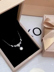 Elegant S925 sterling silver brilliant floral zirconia clavicle necklace for women daily wear.
