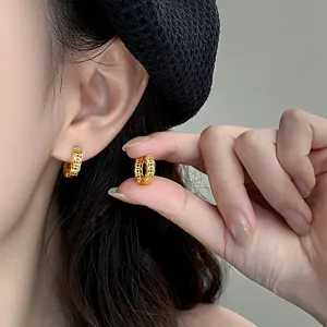 Vista detallada de pendientes de aro de plata S999, diseño hueco minimalista y elegante.