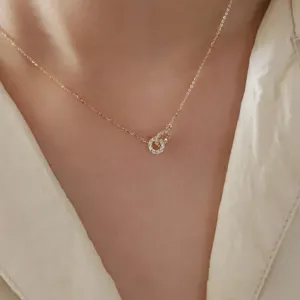 Délicat collier de clavicule double anneau entrelacé en argent S925 or 18K détail.
