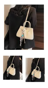 Koreanischer Stil minimalistische weiße Leder Schulter Tote Tasche mit Anhänger für Damen.