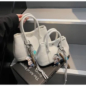 Weißes Leder-Shopper-Set mit süßem Hundemotiv, stilvoll und geräumig für den Alltag.