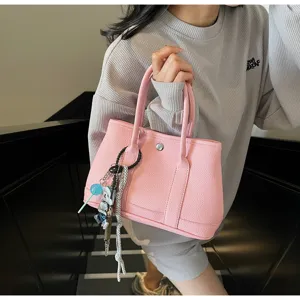 Schicke rosafarbene Leder-Tasche für Damen, minimalistische Umhängetasche für Alltag.