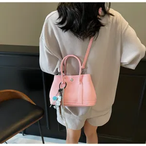 Rosa Damen Schultertasche Umhängetasche Detailansicht, stilvolles Design mit Anhänger.