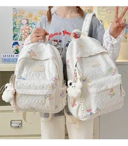 Nahaufnahme des süßen gesteppten Schulrucksacks mit bunter Schmetterlingsbestickung.
