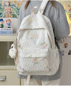 Detailansicht des weißen gesteppten Rucksacks mit bunten Schmetterlingsbroderien im süßen Design.