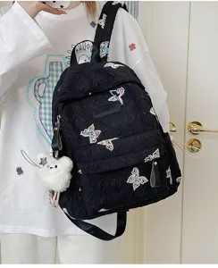 Schicker schwarzer Rucksack mit Schmetterlingsstickerei und flauschigem Bärenanhänger.