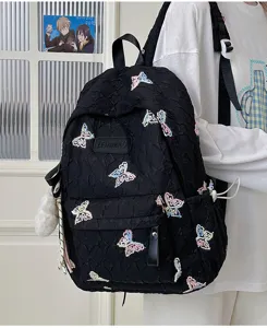 Schwarzer gesteppter Rucksack mit bunten Schmetterlingsstickereien und grossem Stauraum.