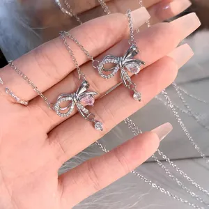 Detalle en primer plano del collar doble con lazo de plata y brillantes circonitas.
