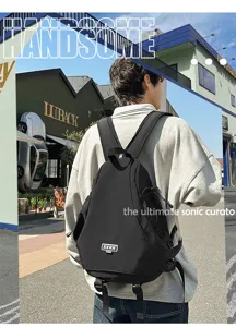 Primo piano dello zaino nero stile urbano all'aperto che evidenzia la forma particolare.