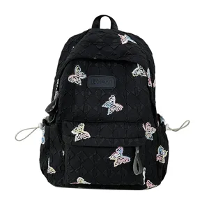 Schwarzer gesteppter Rucksack mit bunten Schmetterling Stickereien für Reise und Schule.