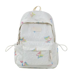 Detailansicht rucksack damen gesteppt mit bunter schmetterling stickerei gross reise schule.