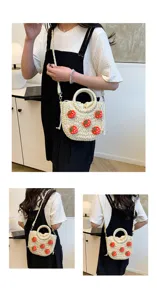 Handgefertigte Stroh-Umhängetasche mit süßen roten Erdbeeren für den Sommer und Alltag.