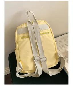 Sac à dos mini jaune décontracté avec bretelles en toile et poche zippée pour les étudiants.