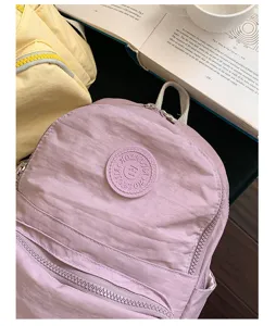 Sac a dos elegant en nylon violet pour ecole et voyage avec une grande capacite de rangement.