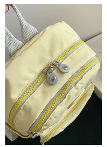 Détail sac à dos en tissu oxford jaune fermeture éclair gros plan étudiant cartable