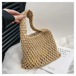 Gros plan détaillé d'un sac à main de plage tissé à la main, texture tricotée beige élégante.