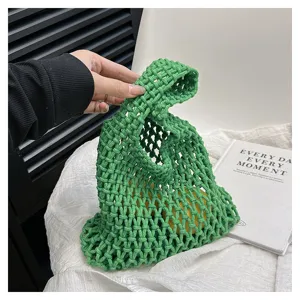 Détail de sac cabas en filet tissé à la main vert, sac à main de plage minimaliste.