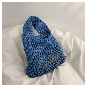 Détail du sac de plage cabas tissé bleu fait main avec un motif en maille unique.