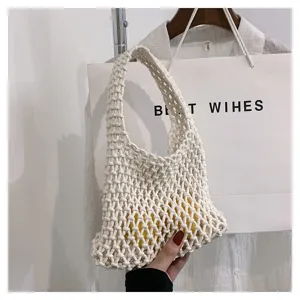 Gros plan détaillé du sac filet beige tissé à la main, mettant en valeur le nœud délicat.