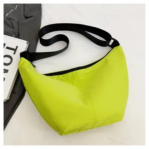 Bolso bandolera dumpling de nailon informal, gran capacidad para desplazamientos diarios.