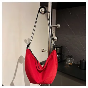 Bolso de hombro de media luna de nylon rojo, bolso hobo informal para mujer, bolso de viajero diario.