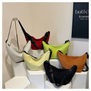 Vista detallada de bolsos bandolera informales de nailon multicolor para uso diario y trabajo.