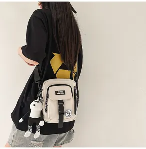 Bolso cruzado informal de lona con colgante de peluche, elegante bolso mensajero streetwear diario.