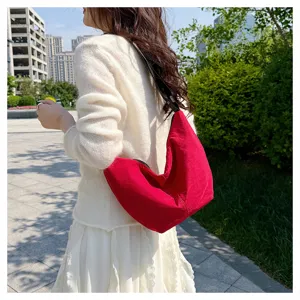 Bolso de hombro rojo casual de gran capacidad ideal para el desplazamiento diario.