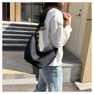 Bolso de hombro negro tipo dumpling, bolso cruzado casual para trabajo diario y viajes al aire libre.
