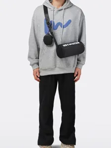 Borsa a tracolla cilindrica nera con borsellino, stile streetwear casual per uso quotidiano.