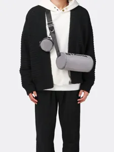 Borsa a tracolla cilindrica casual con piccola tasca, stile streetwear alla moda.