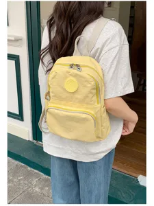 Sac à dos d'étudiant en nylon tendance avec poches zippées et grande capacité.