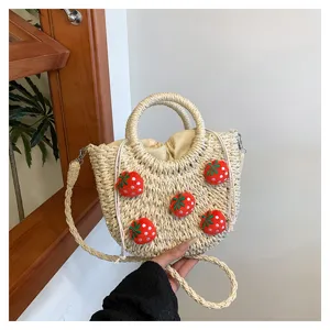 Handgefertigte Strohtasche mit süßen Plüsch Erdbeeren für Damen Sommer Strandtasche.