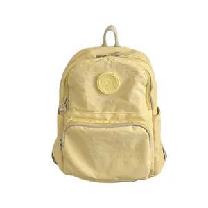 Sac à dos jaune en tissu Oxford décontracté et léger avec poche avant pour un usage quotidien.