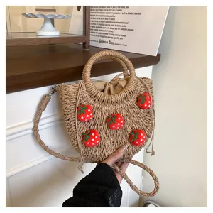Luedliche Strohhandtasche mit roten Erdbeer-Stickereien, modische Strand Umhaengetasche.