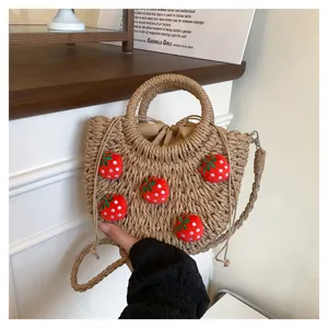 Handgefertigte Strohtasche mit süßer 3D-Erdbeer-Stickerei, Retro runder Griff Strand Umhängetasche.
