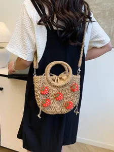 Niedliche handgemachte Strohtasche für Damen, sommerliche Umhängetasche mit Erdbeer Dekor.