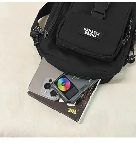 Detalle en primer plano del bolso cruzado negro que muestra su capacidad de almacenamiento.