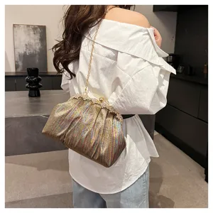 Élégante pochette métallique plissée dégradée avec fermoir strass et chaîne pour femmes.