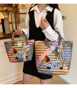 Borsa di paglia intrecciata retrò con manico in bambù e design di bassotto carino per la spiaggia.